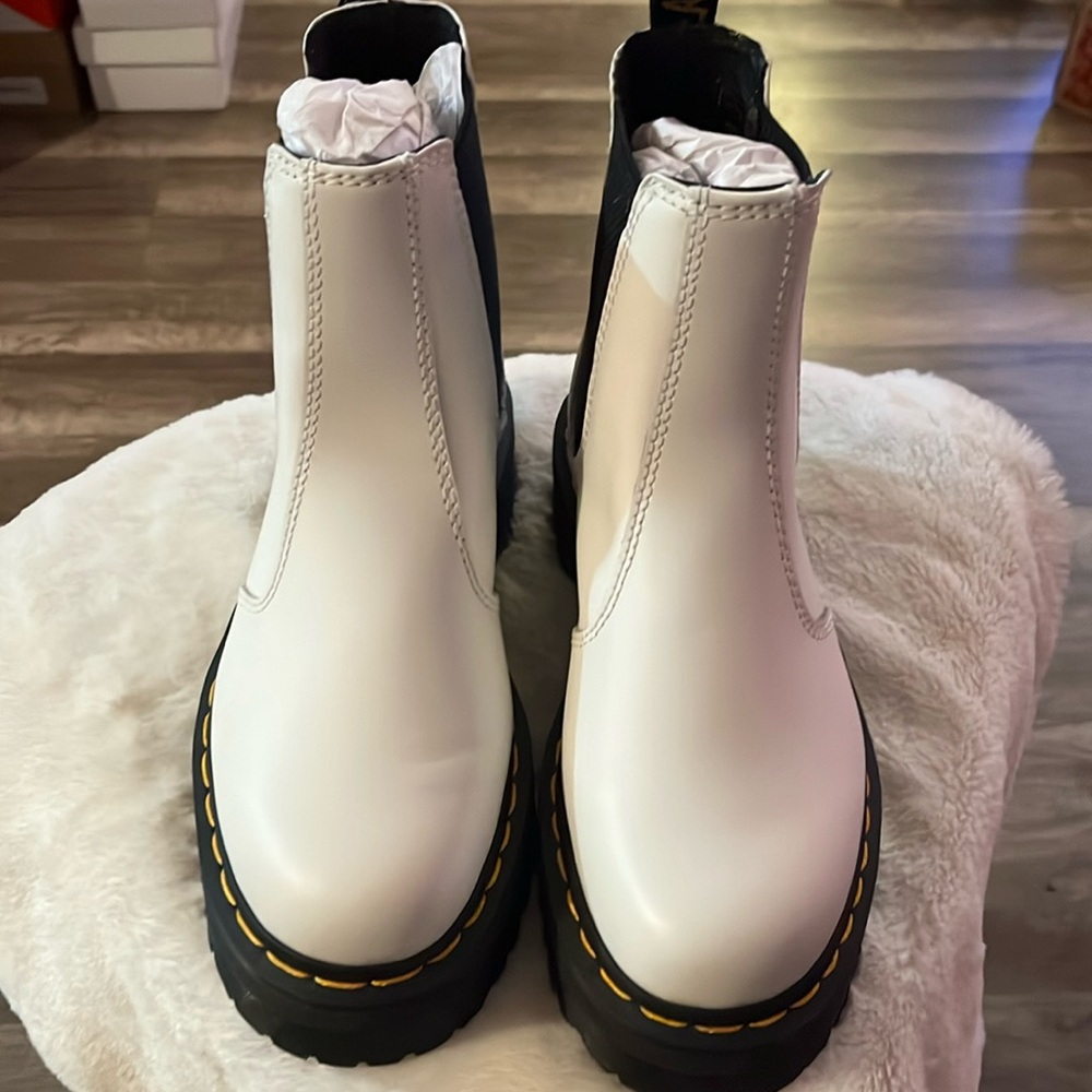 2976 SMOOTH LEATHER PLATFORM CHELSEA BOOTS. Size 6 with box. Brand new